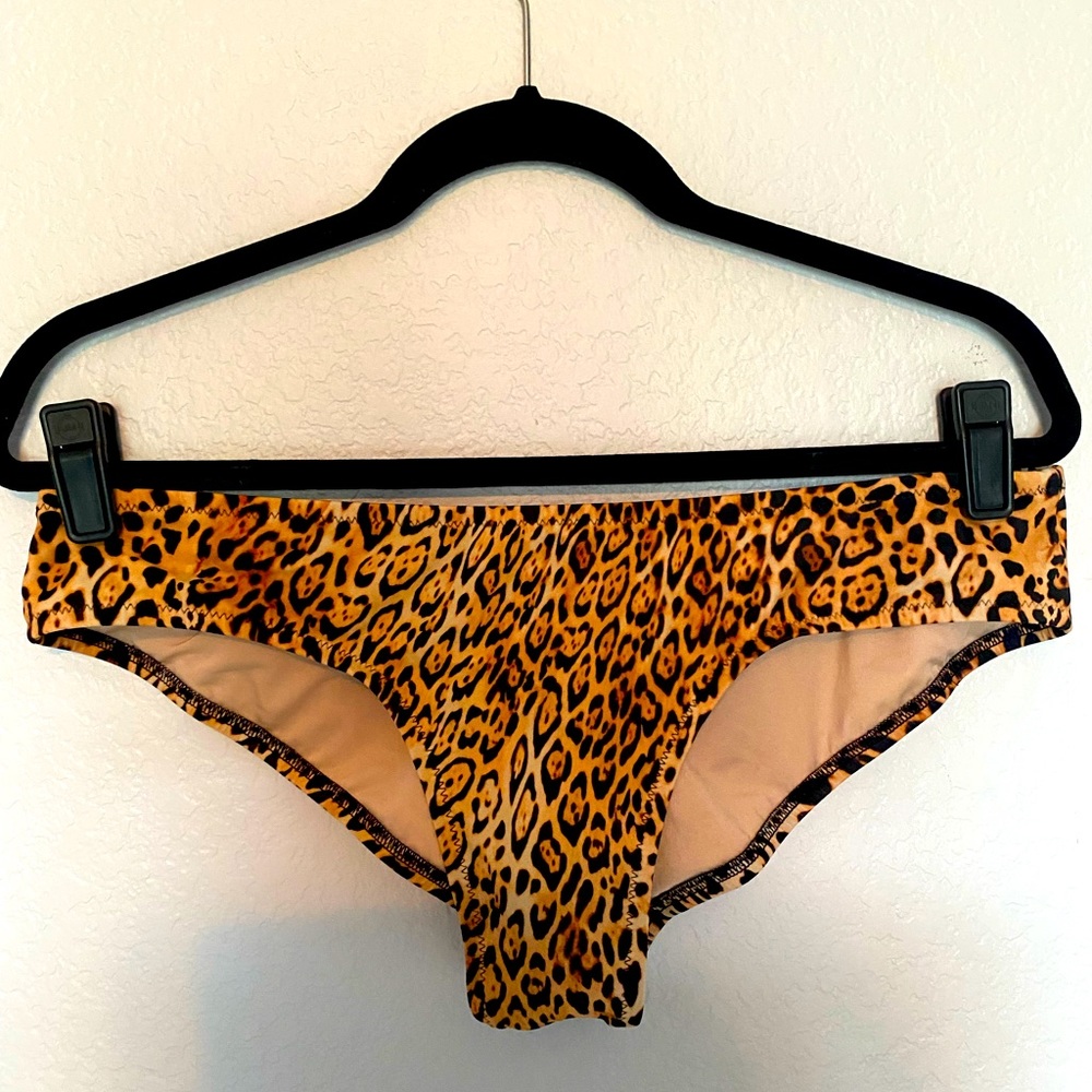 Victorias Secret Scrunch Butt Bikini Bottoms. NWOT.